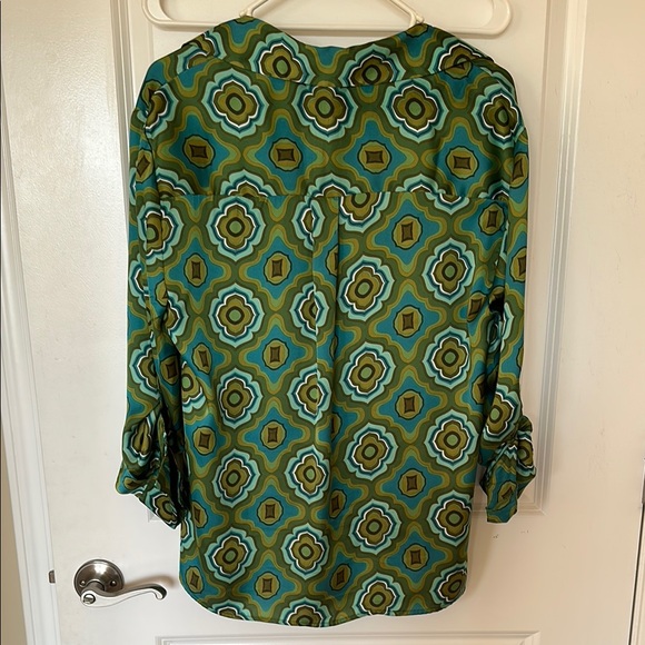 Geometric Patterned Green Blouse - Picture 2 of 2